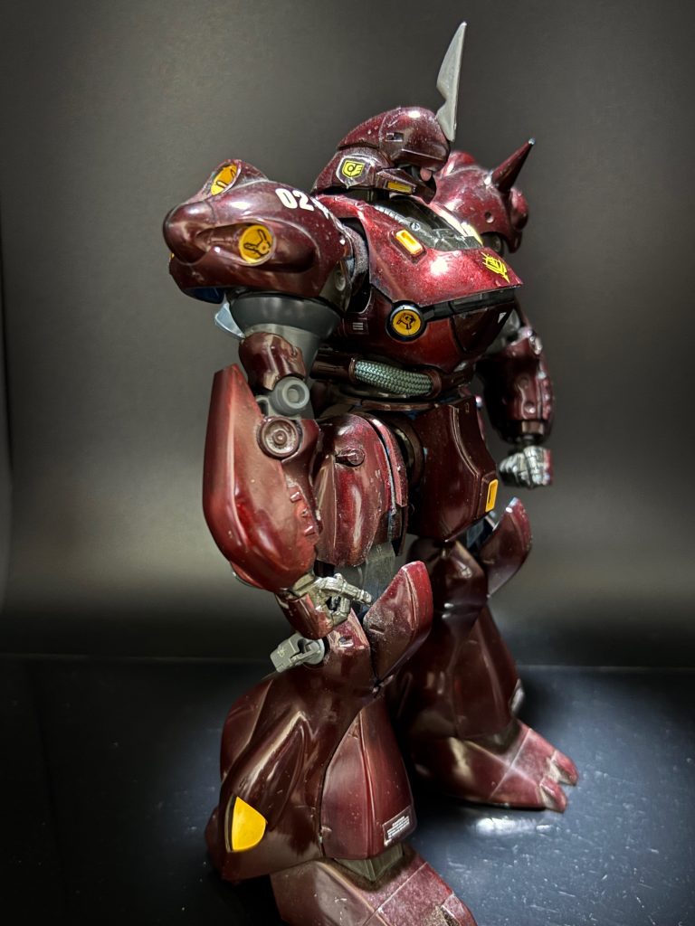 右側面です。全体的に流線型のフォルムが良いですよねぇ(zaku-kao6)肩から見えるスラスターもカッコいいんですよ✨ブレードアンテナなんですけど、折れちゃったんです💦それで、ザクのアンテナにしてますw意外と違和感ないでしょ？腹部のパイプはメッシュパイプ。当時の僕はこのメッシュの扱いに戸惑いますw長さが○○mmって説明書に書いてくれてるのに、疑心暗鬼になっちゃうんですよ。「本当にその長さなの？足りなくならない？？」とか、無駄に心配するというねw小癪にもちょっぴり長めに切って調整しようとします。それが逆に足りなくなる原因になりかねないのに気づかない残念な子でした(gundam-kao2)※バンダイさんはちゃんと長めにメッシュパイプ用意してくれてます。