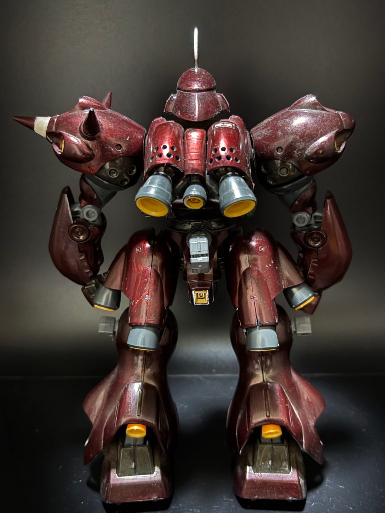 背面です。バックパックの穴空きモールドがカッコいいですね(zaku-kao6)ケンプファーって爆発的な推進力を生かすためにボディは軽量化してあるんだそうです。だから、肉抜き穴が存在してるのか…？