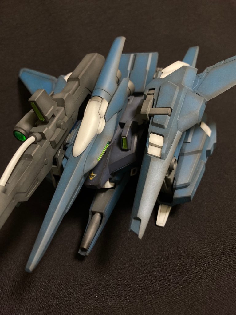 白い膝アーマーの裏側もプラ板で埋めました変形後は結構目立ちます