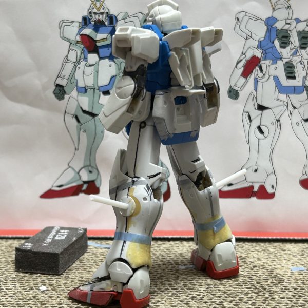 HGUCヴィクトリーガンダムの改造で、アニメの方のカトキさん版設定画を目指しているのですが、脚の形状変更がめんどくさいのなんの。また、元々のキットの膝関節が気に食わないので、可動範囲を犠牲にしても軸を変更しました。ほとんど浮いているんだから対して曲がらなくていいよ。でも太ももが伸びちゃうキットの関節は本当に好きじゃないので変えたかった。ひとまず動くところまで。進まねえ。（3枚目）
