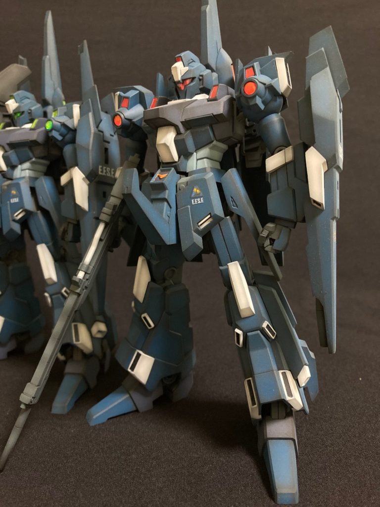 メタス系、Z系、そしてジム系の複合的なデザイン量産型初の可変機です✨