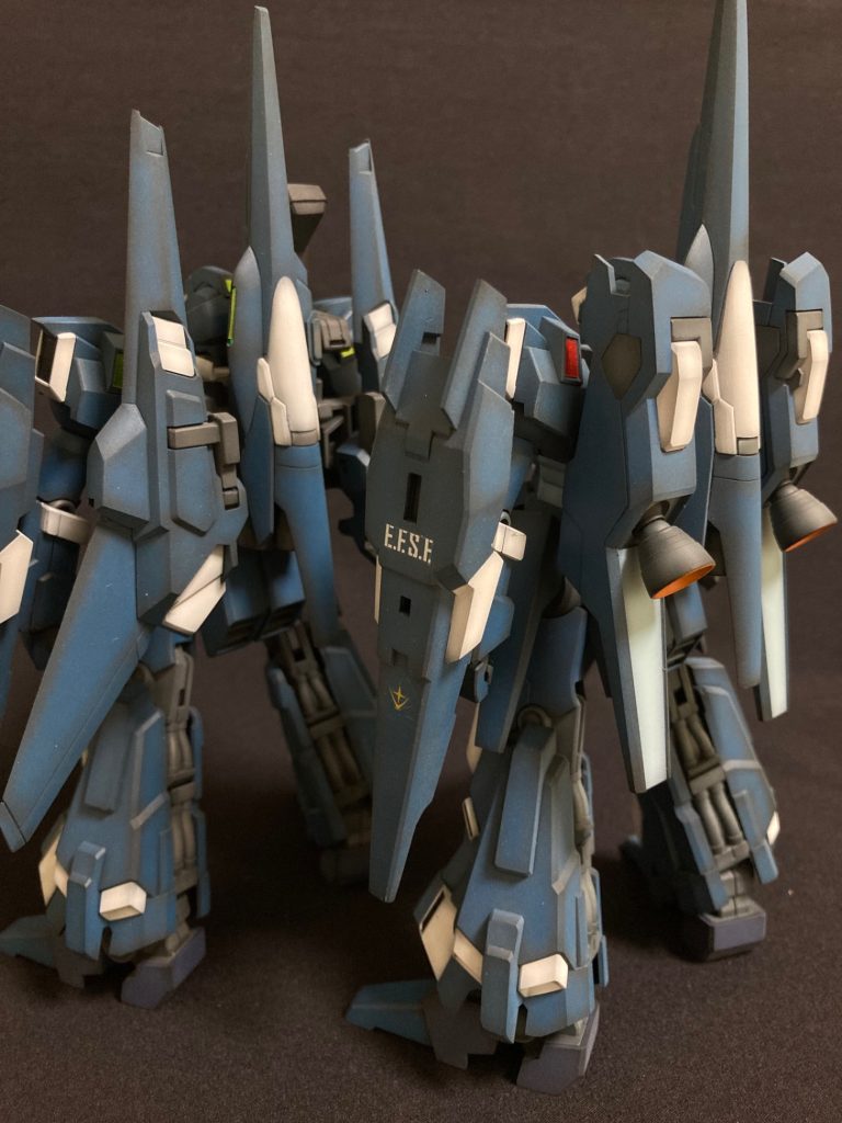 一般機は羽がありませんスラスターのガードが地味に塗り分け脇腹の水色と同じです