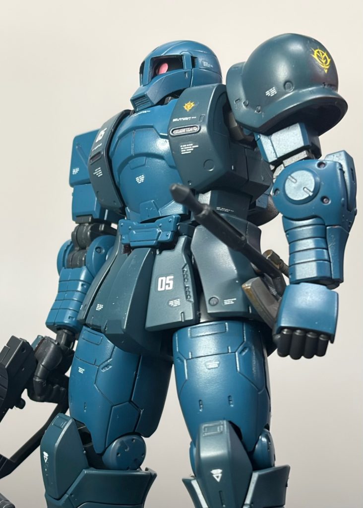 カラーの配色は元キットであるシャア機を参考に塗装。そのおかげであまり違和感ない感じに。