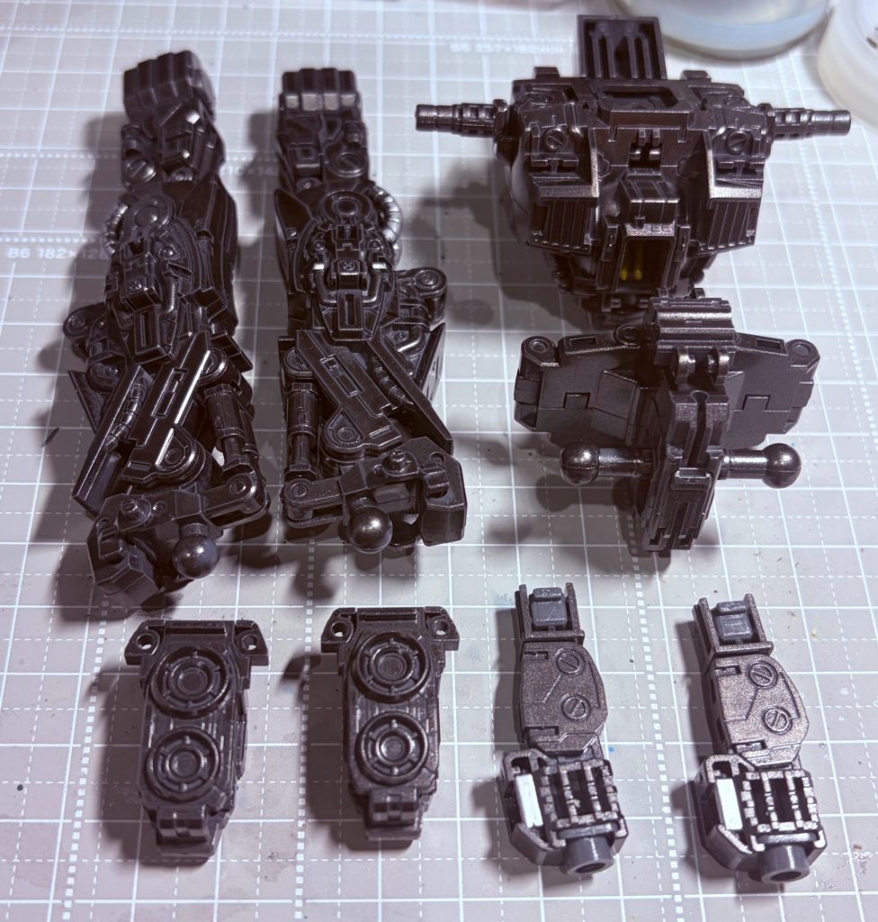 ちなみにムーバブルフレームは水性の黒鉄色とシルバー。内部フレームもチラ見するので手を抜かず塗装。