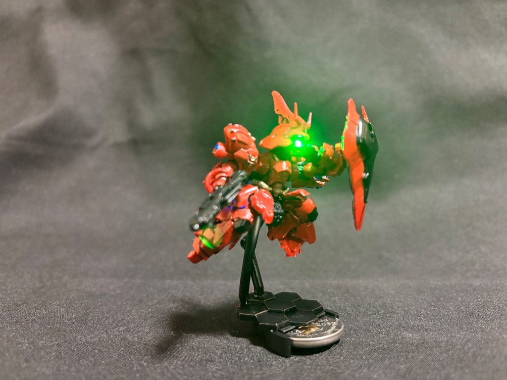 モノアイは緑色LED。配線を通すスペースも無いので機体内に穴を開けるのは必須でした。