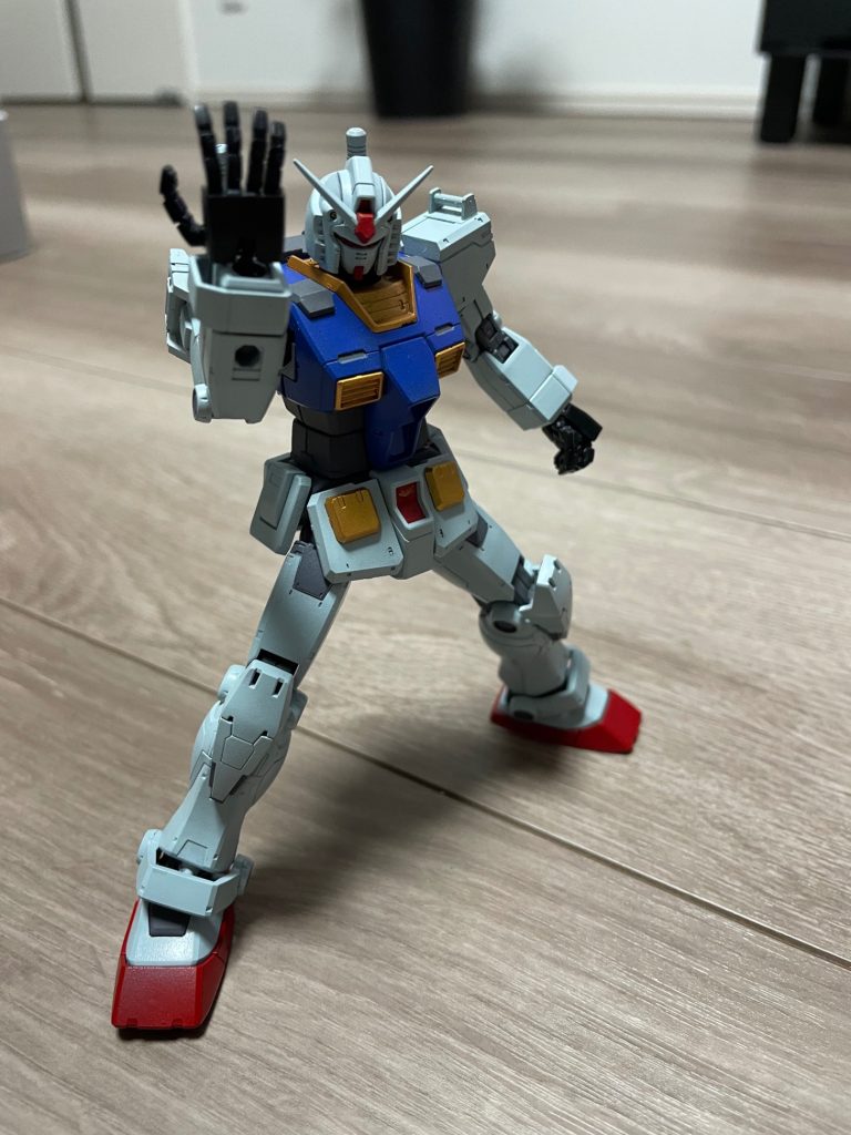 俺のこの手が真っ赤に燃えてそうなポーズ...