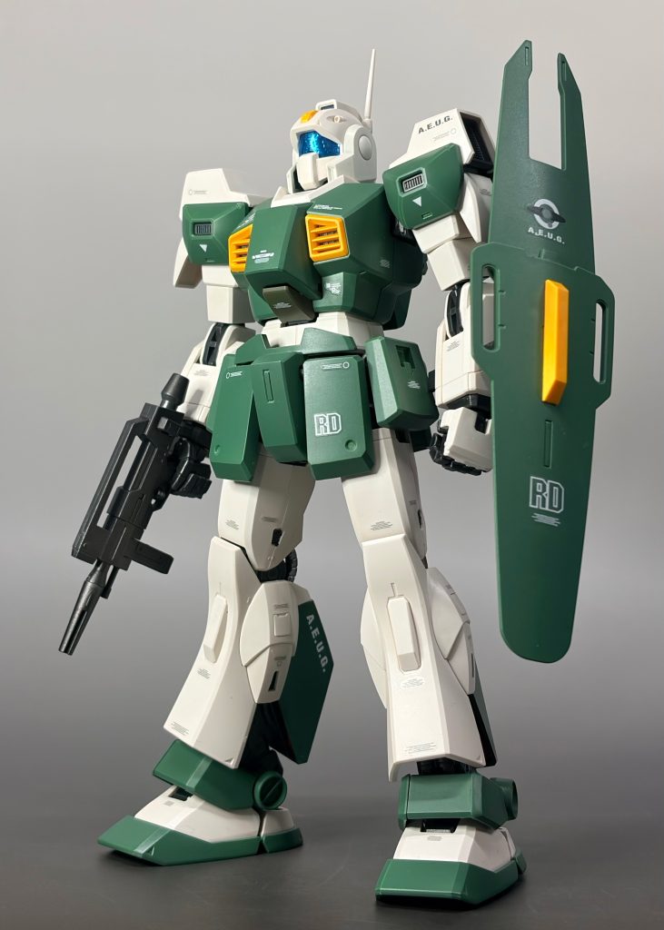 MG ネモをジムⅡカラーに全塗装。通常のネモがくる前にジムカラーで先行配備されたかもしれない架空戦記。ユニコーンカラーに被らないようZ版の配色で塗装。