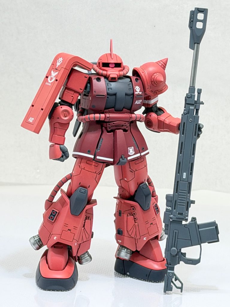 対艦ロングライフルと。モノアイはHアイズを薄板化して蛍光ピンクと白でグラデーション塗装。写真だと分かりにくいですが、ボワっと光る感じを表現しています。オリジン版シャアピンクはとてもカッコ良いと思っていて、なんとか表現したくて頑張ったポイントです。劇中では赤みが強いし黄色みの反射もある。赤方向に振ると黄色みがなくなり暗くなり、黄色方向に振ると明るくなり赤みが薄くなる。両方を強くすると暗いオレンジっぽい色になる。私の技術的な未熟さかもしれませんが、黄色みの強い明るいピンクに黄色みの少ない暗めのクリアレッドを重ねてフィルターにする手法に行き着きました。イメージに近いシャアピンクを表現できたと思います。