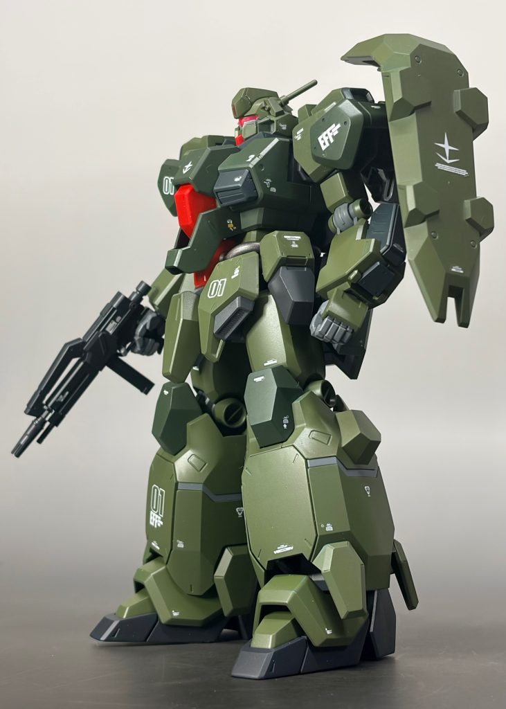 シールドの特徴的なデカールはあまり好みでなかったのでシンプルに。ちょうどリド・ウォルフ機のデカールが余っていたので使用。