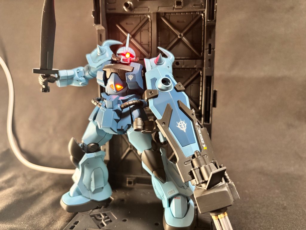 全塗装もしています。配線は左足裏からディスプレイベースの下を通って裏側へ。裏側にはマイコンとモーターの電源になっている電池ボックスがあります。