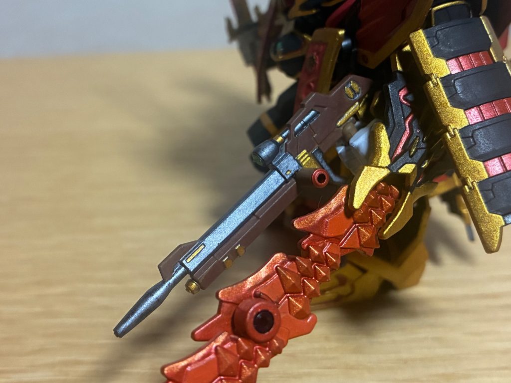 ビームライフルはSDEXのストライクガンダムから拝借し　信長の象徴である火縄銃のイメージで塗ってみました　突起パーツは切るか悩みましたが　先端部にメタリックレッドを塗り火縄のイメージに（切るのめんどくさかった）😗