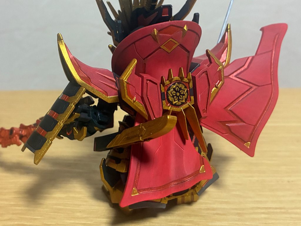 刀の鞘は　現存する銘刀「へし切り長谷部」のイメージに近づけました　マントはゲーム内イメージでなるべく赤で統一
