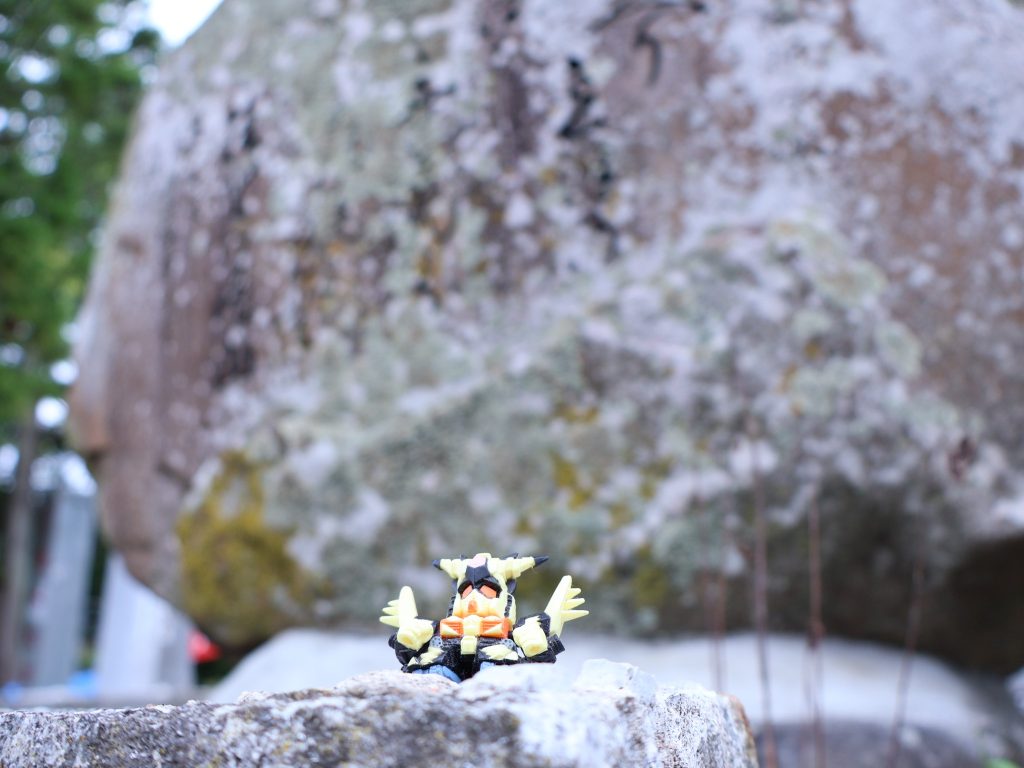 ※これは能登でフルカラーのサンダーガンダム(ガトリング片方欠品、写真では両方とも外しています)と撮ったもの※「いや、よ・・・ユマちゃんやタツヨっちゃんが、世話になったってなァ!!」サンダーガンダムはそう感謝を述べつつもガンプラバトルを始めてしまいました。アマミチ達は長距離移動をしなければならなかったのでEPを節約しなければならず、彼の豪快な戦闘に圧倒されてしまいます。ひとしきりストレス?を発散させた彼はこう言いました。「・・・ああ。「ブリッジ」は今更、止めらんねぇよ。」・・・「ブリッジ」。この世界に電書の「エバーブック」とガンプラバトルを招いた謎の組織・・・マサミチはその答えの一部を知っていました。エコダ・ヒカル。かつて戦った友の子供が、その中心なのです・・・・・・舞台はムシャリージョンへ。風雲録の、始まりです!(次回を待て!次回は多分来年)