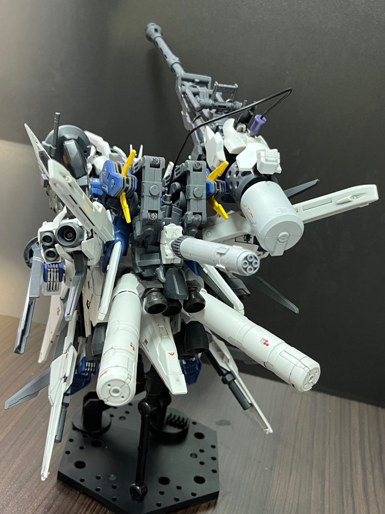 後ろはバーニアタンクまみれ