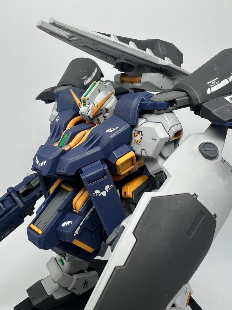 水性の流し込みの墨入れ塗料で墨入れしてます。ウェザリングマスターのライトガンメタル、ガンメタルをエッジ部分に塗布して金属っぽくしてます。