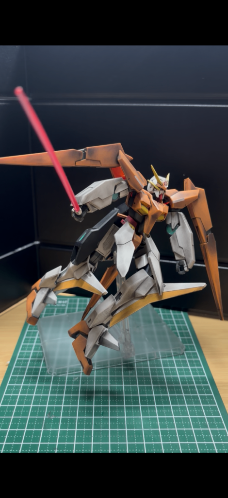 脚部のシールの箇所は1/100 アリオスガンダム デザイナーズカラーバージョンを参考にArrtxのアクリルマーカー(C13)で塗装しました。GNドライブなど緑の箇所は、Arrtxのアクリルマーカー(67)で塗装しました。GSI クレオス(GSI Creos) Mr.スーパークリアーつや消しスプレー後にリアルタッチマーカーグレイ3にてパネルラインをなぞりその後、メラミンスポンジにて拭き取ることで汚し塗装を行いました。