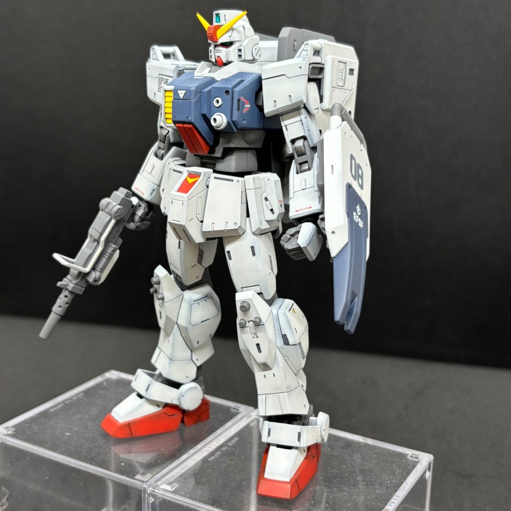 正面から100mmマシンガン装備。プロポーションは首で0.5mm、腰で1mm、脚首2mm、計2.5mm延長。陸戦型ガンダムらしい無骨な印象を残しながら、2027年2月発売のRG版のプロポーションを目指しました。