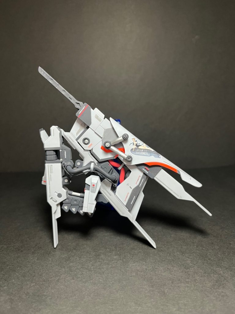バインダーは主にAOZのフルドドなウイングパーツにスクラッチ等でガチャメカ感が出るように製作