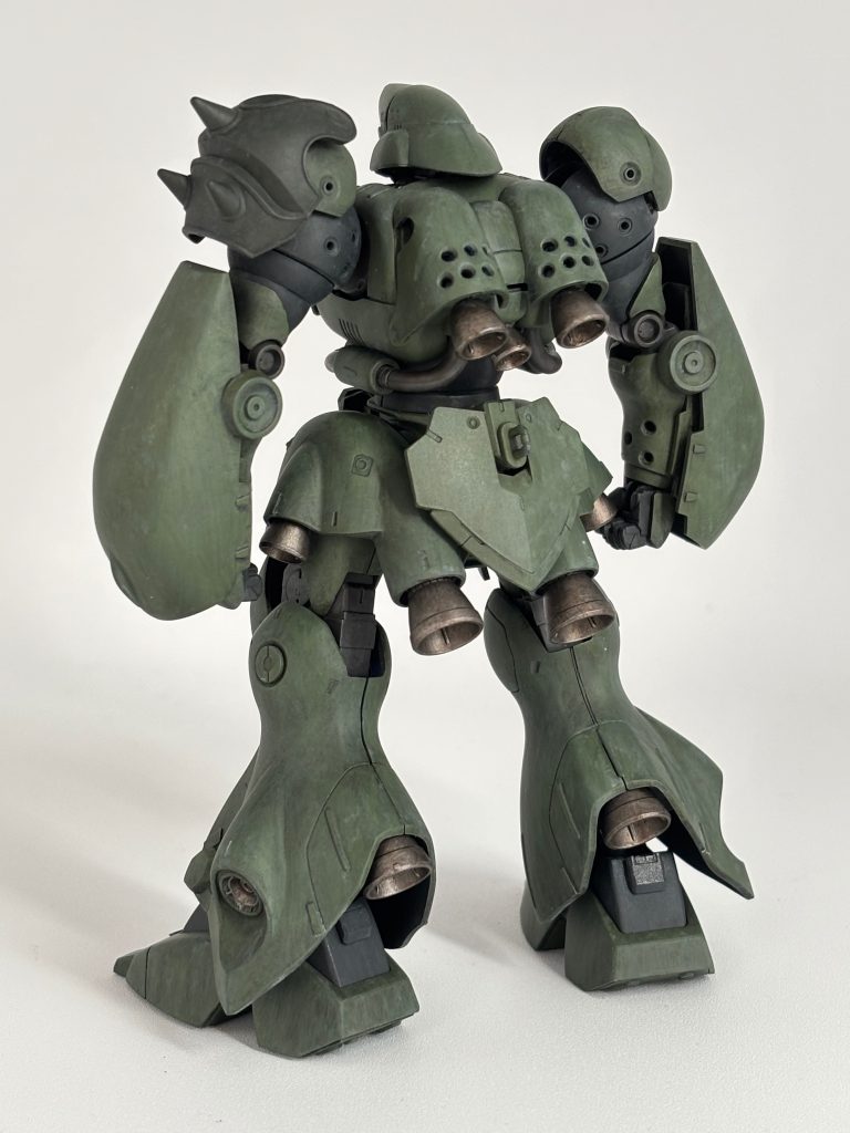 肩やスカートには鉄血系のキットからも。