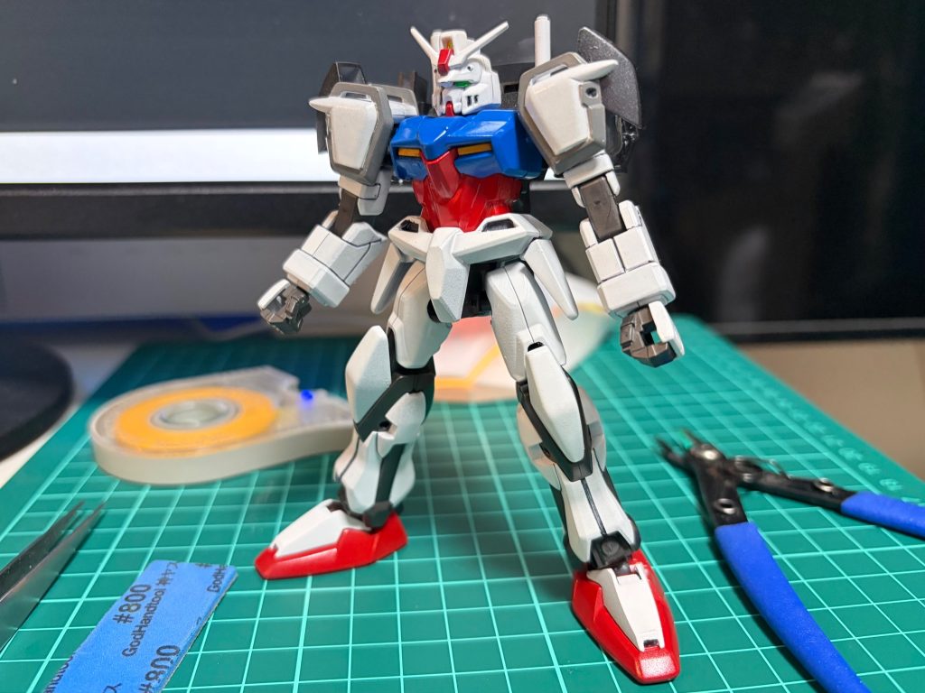 製作中のテストショットその1。素体のデュエルガンダム、ストライクカラーです。当初は素体に武器を一式持たせるだけでもいいかと考えていましたが、やっぱり一通り手を入れたいと考えてしまいました。