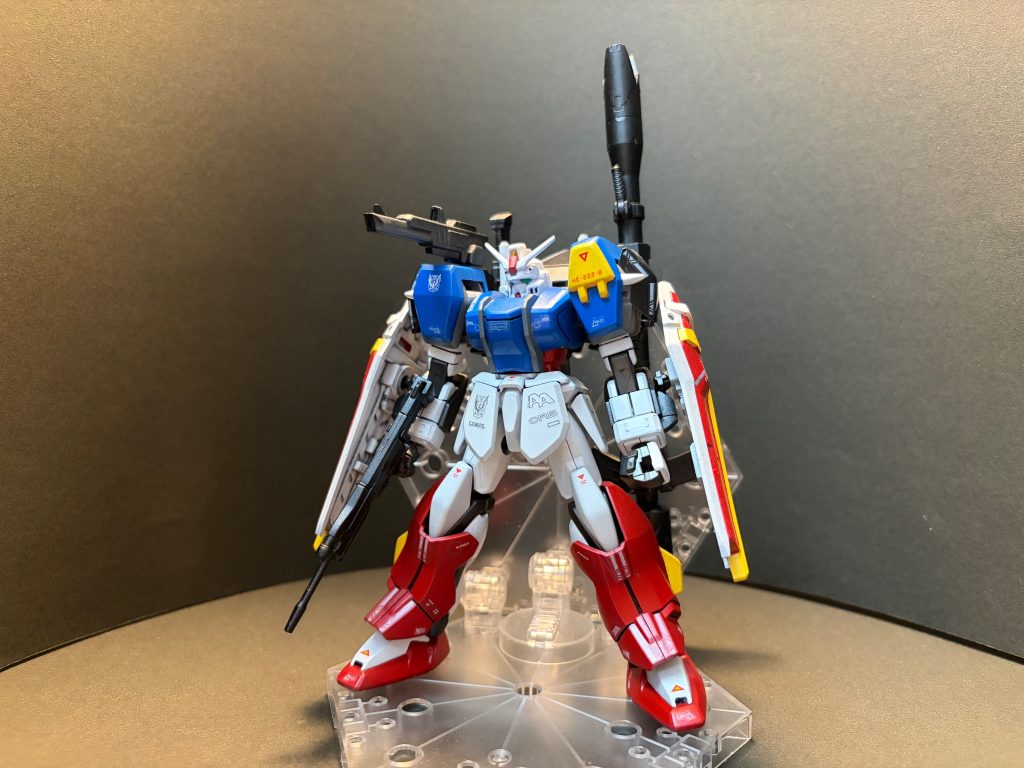 正面から撮影。見立て通り、カラーリングの元ネタはストライクとパーフェクトガンダム(狂四郎)です。ガンダムデカールとコーションデカールを混ぜて貼ってあるので若干チグハグに見える気がしていますが、個人的には満足。