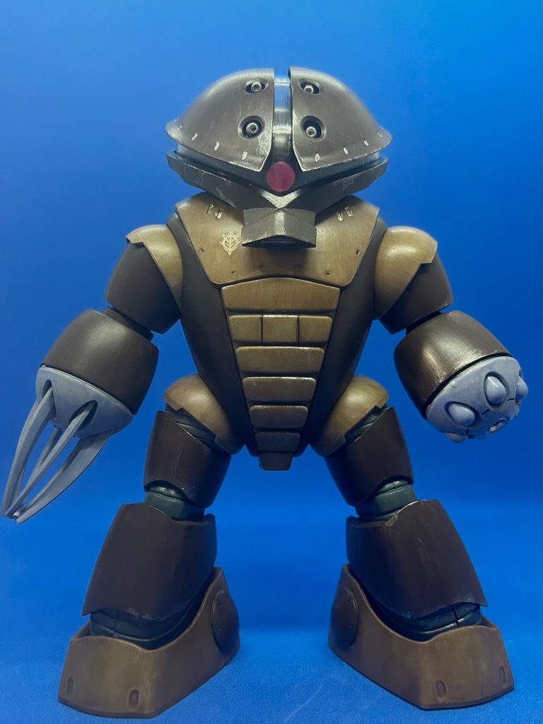 改めましてこちら今回制作したアッガイになります。モノアイの位置次第で可愛くもカッコよくもなるこの子めちゃくちゃ良いですね足の設置力？も申し分なくポーズもある程度決まるので作中さながらの動きも表現できます。実はこのアッガイは完成間近に腕関節のABSをねじ切ってしまい無理やり移植した関節のためあまり動きません..........てか動かせません(怖くて)