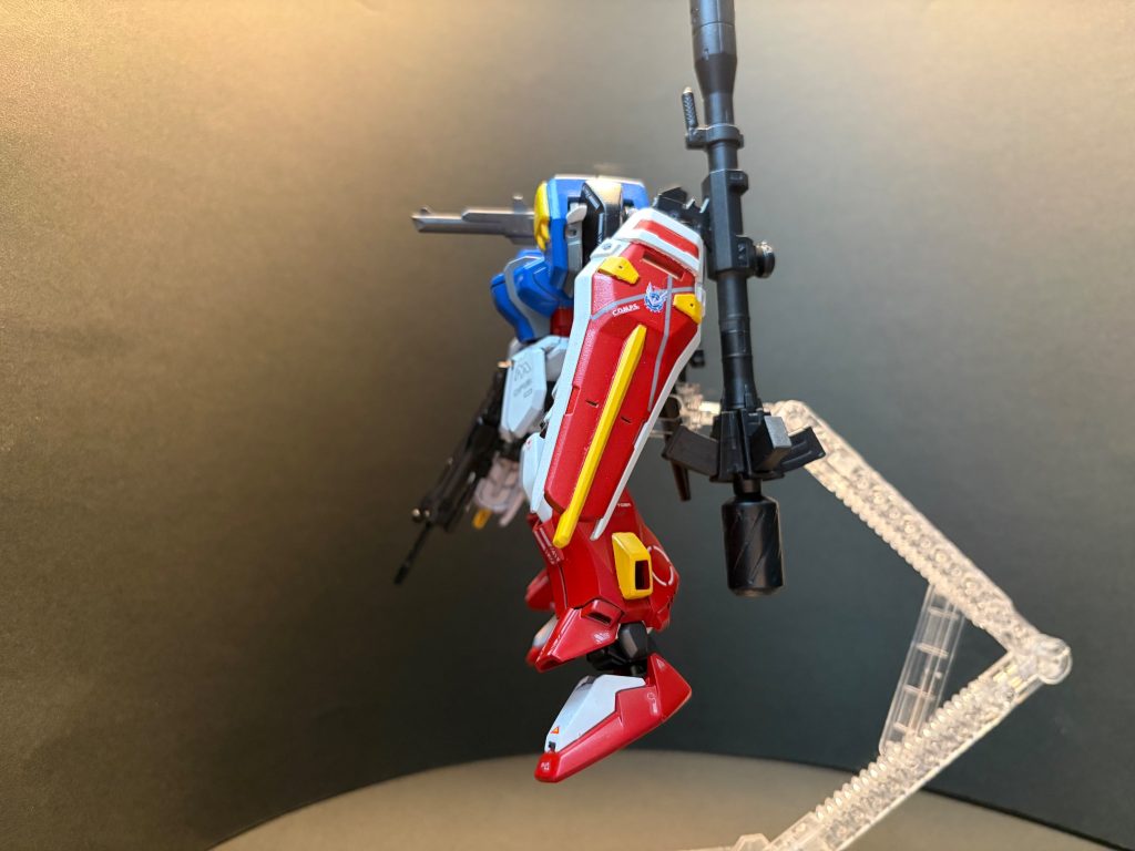 機体右側と左側。狂四郎のパフェガンをモチーフにするならダブルシールドは欠かせないと思ったので、片方のシールドはEGストライクから拝借。デカールのデザインは自分なりのアレンジを入れました。