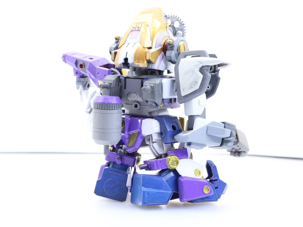 ガンジャンク：文字通りのジャンクパーツの集合体と呼べる彼に決まった形は存在しないとされる。塗装すら一定していないのだ。なお原典の齋胡と同様、頭部が本体となっておりその中には中の人もいるとされるが、その姿は未だ謎である･･･右腕は1/100デュエルガンダムのものをPCを変更して接続だったかな･･･2025年の製作工程欄も参照ですが、とにかく様々な面で時間を要しました。ガンプラから離れていた時期もあったので･･･「放課後」1stシーズン終盤に組み始め、1年位放置されていて･･･今回ようやく完成しました。塗装については水性・ラッカーが入り乱れておりもはや判然としない有様です･･･もしかしたらその方がジャンクっぽいかなとも思って･･･なお眼については完成前にＰＣで書いたものです。