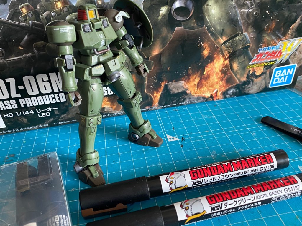 部分塗装ですが、ガンダムマーカーのレッドブラウンとダークグリーンを使用(zaku-kao8)リーオーの成形色と非常に相性抜群👍でしたので、そのままウォッシングのウェザリングスティックを行いました‼️ガンダムマーカーでウェザリングってあり❓