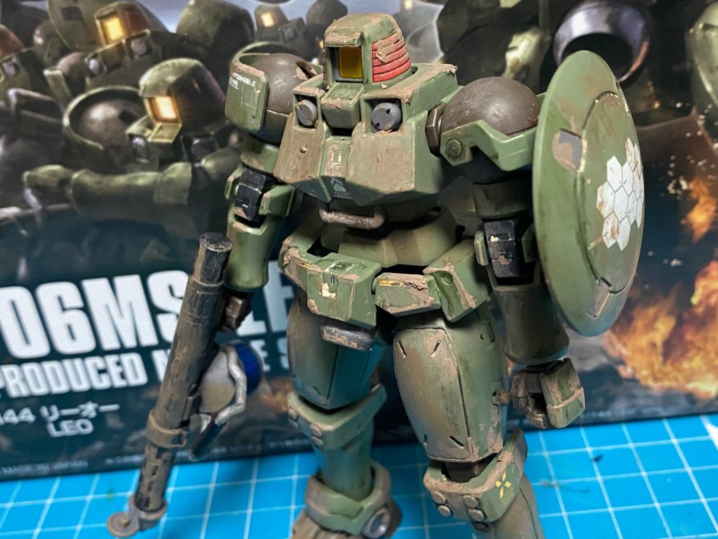 シンプルな機体なので、デカールもシンプルに貼りタミヤのウェザリングスティックライトアースを使いブラッシングしました。