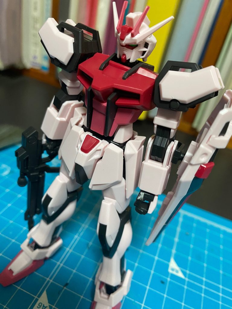 こちらが、購入後、何もしてない状態。どこぞの誰かが作ったストライクルージュ(gundam-kao4)説明書通りのパチ組みでフィニッシュしてまして状態も良いです。しかし、付属のシール無しで墨入れ、ゲート処理はされてません💦何故か、アンテナシャープ化だけされてます(gundam-kao1)