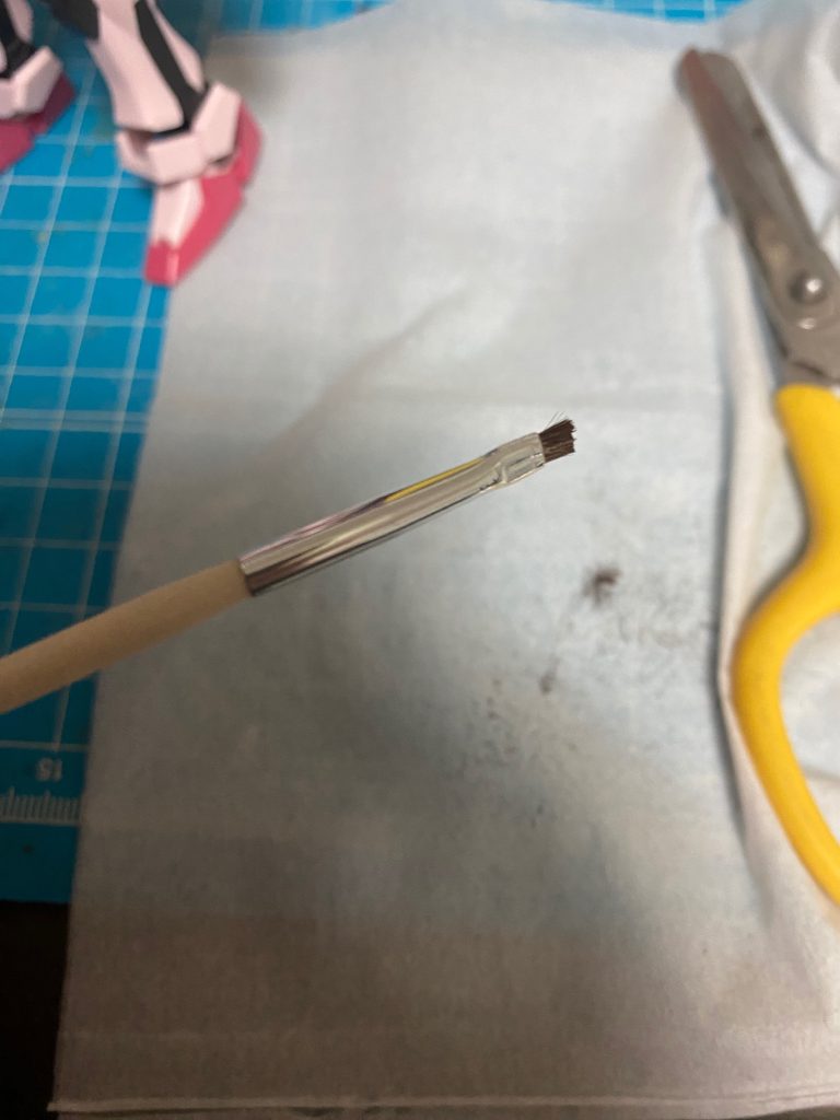 ドライブラシ用に、使ってない筆の先を半分カットしてドライブラシしやすいようにしました！