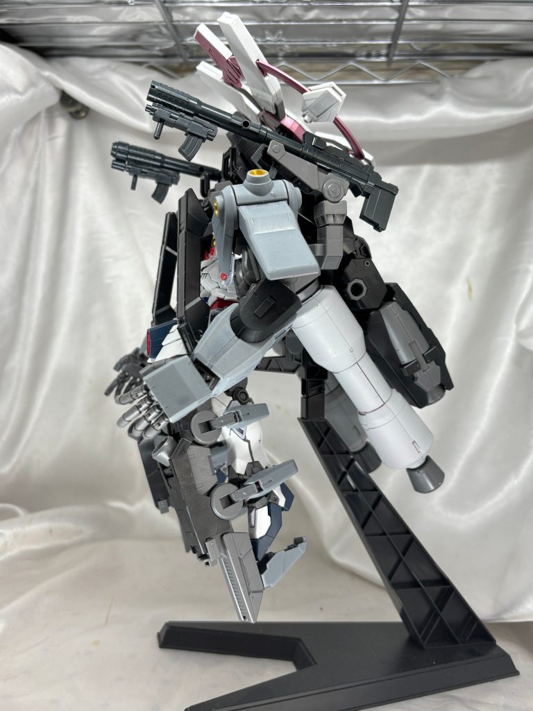 基本はナラティブガンダムA装備の素体＋ティフォエウスガンダムキメラのキメラ部分です。背負い武器は滑降砲からユニコーンのバズーカ＆グレネードに変更してます。