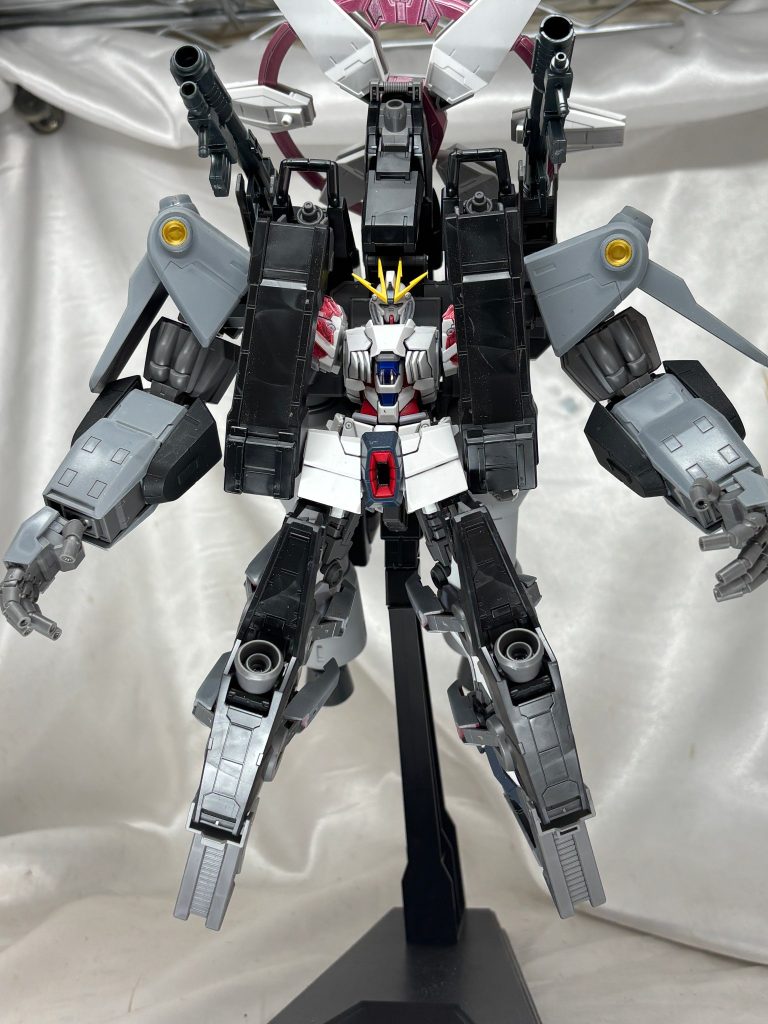 両腕のみC装備の腕に変えてるのでちょっとだけサイコフレームついてます。股関節はA装備の想定で渋くなってるので問題なく開けます。