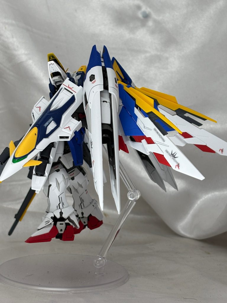 ツインウイングたる所以。背中にウイングガンダムEWの翼を移植しています。シールドの青が気に入っています
