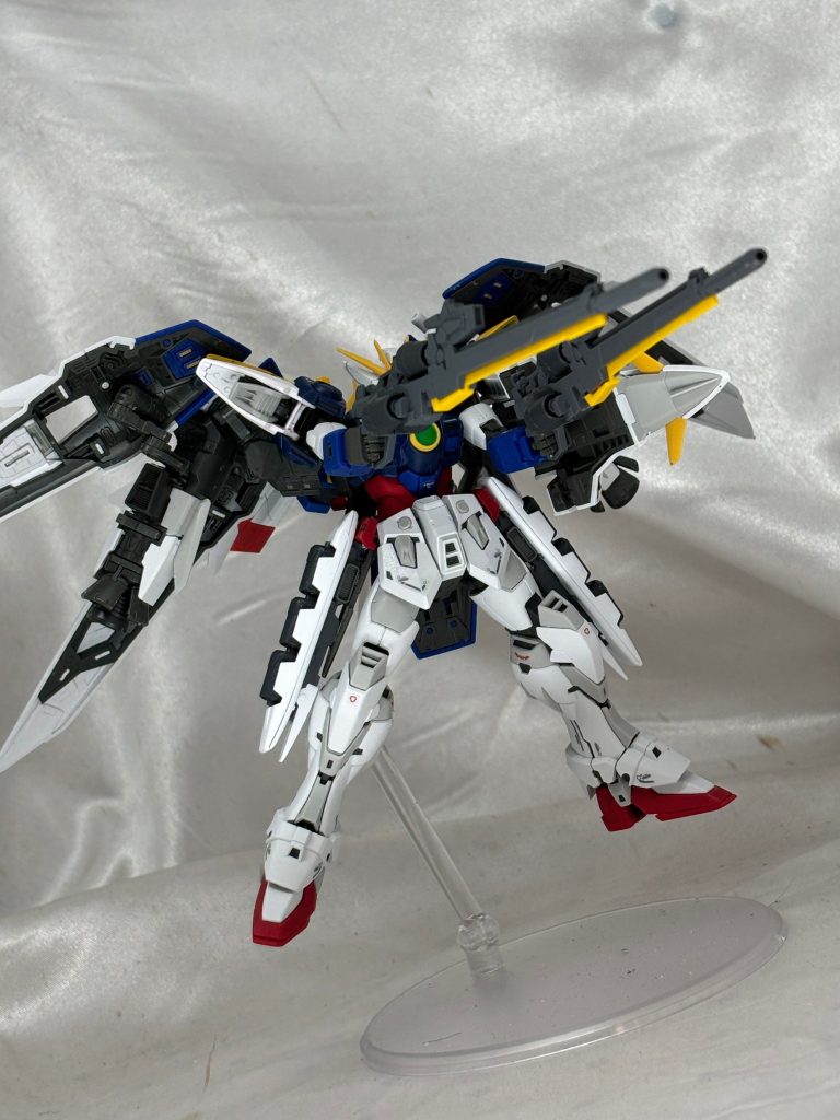 武器はツインバスターライフルではなくバスターライフルを二丁装備してます。腰の追加マガジンと合わせて印象が変わっています。