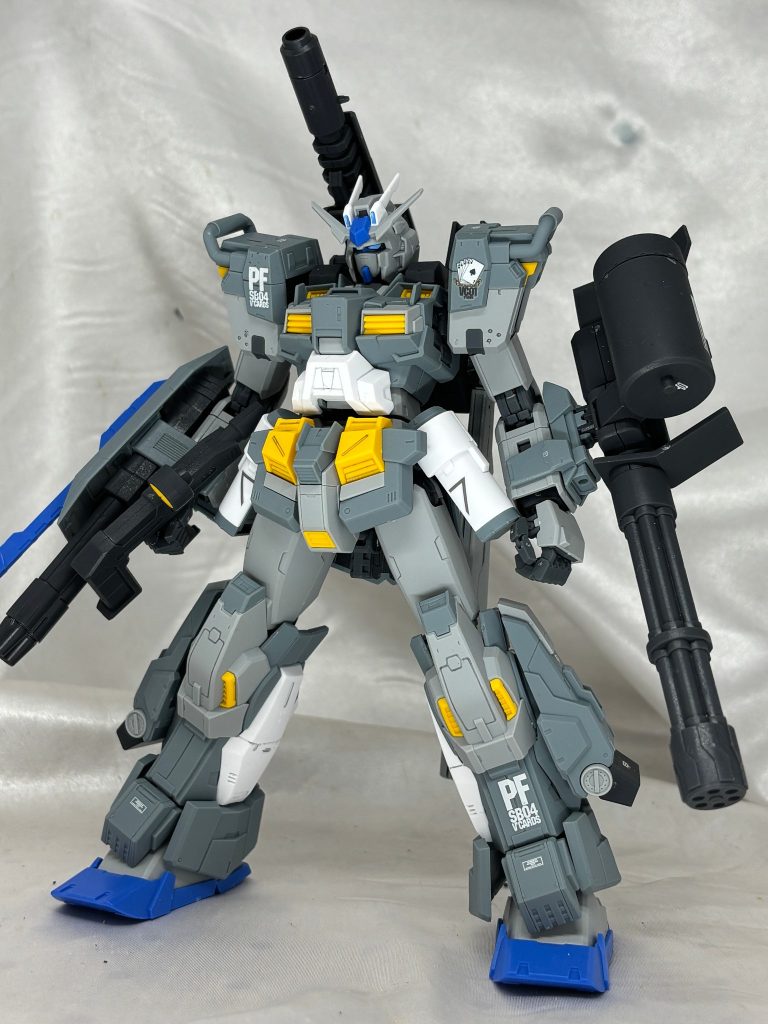 今までガンダムストームブリンガー系は買ってなかったんですが、ガトリングを無理くり付けたこのスタイルが気に入って購入しました。色合いもセンチネルカラーで素敵です。
