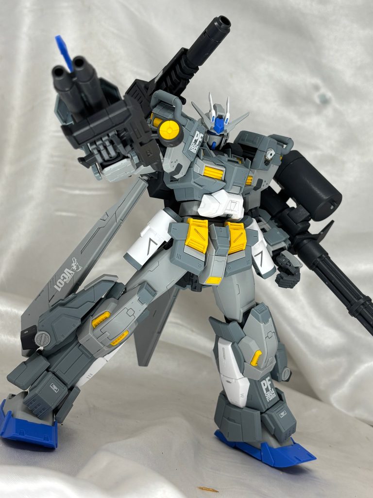 武器はフルアーマーガンダムっぽくなってるのが素敵。右側に武装が集中しているので、ガトリングでいい感じにバランスが取れます。欲を言えばもっとツインビームライフルはデカくてよかったかも。FAZZのダブルビームライフルくらいあってもいい。