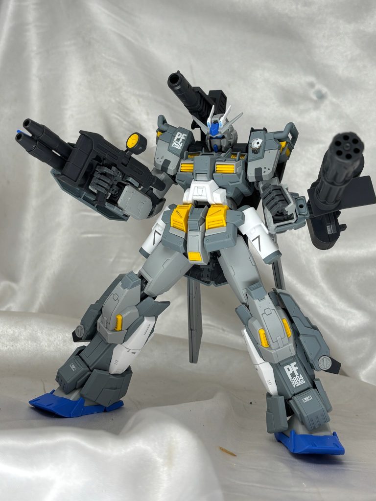 戦場でこの構えは完全に的ｗでもロマンがありますよねこの構え。追加装甲でどっしりしてるので巨大な武器を構えても頼りなさを感じません。体が武骨なのとヒロイックな顔のギャップがたまりません