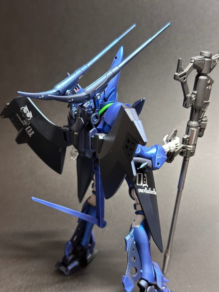 ◆塗装レシピ本体青(薄)：ガイア スターブライトシルバー → クレオス GXディープクリアブルー → クレオス サファイアブルー(パール色)本体青(濃1)：ガイア スターブライトアイアン →クレオス GXディープクリアブルー → ガイア クリアブラック本体青(濃2)：ガイア プリズムブルーブラック※1と2の色味の差がほとんどなくなってしまって残念...関節：クレオス ダークアース + クレオス ブラック + ガイア ピュアホワイト&nbsp;動力パイプ：クレオス デイトナグリーン + 上記関節色武器1：クレオス GX グラファイトブラック武器2：ガイア フレームメタリック2(これのみトップコートなし)トップコート：クレオス スーパースムースクリア つや消し狙い通り、曲面主体のデザインにマットキャンディがハマったかなと思っています(画像だと塗装の質感がうまく伝わってないかも)。関節と動力パイプはベタ色で、他の部分と質感の差を出してみました。デカールには「平米屋平兵衛」様のものを使い、怪しげな感じに仕上げました。