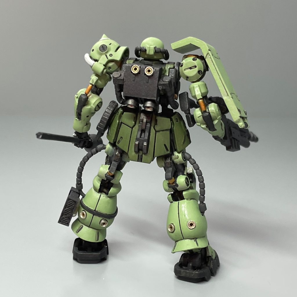 バックショットです。バックパックプラ板積層。ふくらはぎも積層削り出しでICソケットピン埋めてます。