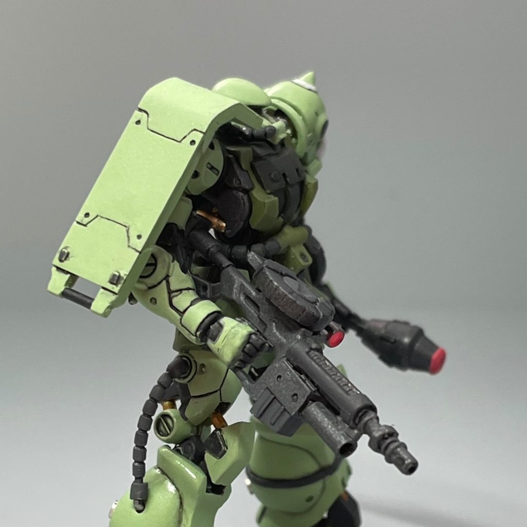 シールドのデザイン好みだったのですがF2感無かったので泣く泣くプラ板貼ってディテール掘ってます。
