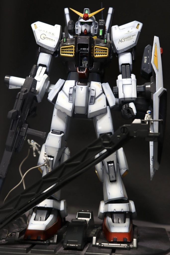 キット自体は手を加えず黒立ち上げ塗装しデカールを貼りました。パイロットや整備士も塗りました。