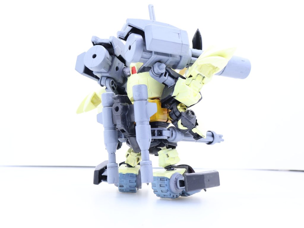 サンダーガンダムの出典(1):「SDガンダムフルカラー」は'00年代前半を代表するSDコンテンツとして有名な100円ガシャポンであった。当時存在したほとんどのMSはもとより初代ガンダムだけでも数十体の立体化、当時現行だった「武者○伝」や「SDガンダム英雄伝」などの派生展開シリーズをも網羅した構成は好評を博し、筆者家族も幾度となく回したもの・・・で、そのフルカラーが300体を迎える際にイラストコンテストが開催され、その最優秀賞がサンダーガンダム。筆者は当該フルカラーそのもの(ただし遊びまくったり甥に遊ばれた結果ガトリングが一個欠品している)とボンボン付録に残っていた製作中画稿を頼りに作成。近年、Xのおすすめ欄に流れてきたオリジナル(つまり応募時)画像を見る機会があったのでそちらから読み取れる特徴なども合わせて・・・ ただ・・・サンダーはフルカラー時代に考案されたMSなので膝丈が存在しない(イラストだと足首アーマーで完全に隠れている)他、現代ガンプラに合わせるとなると、そして手持ちのパーツ配分などを考えると色々とアレンジしなければならなかったのも事実。よってエバーランドスタイル・・・本連載仕様となりました。