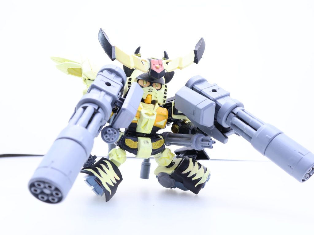 サンダーガトリング:サンダーガンダムの代名詞。肩にマウントしても手持ちでも使用可能。なお肩マウント時手持ち軸が上向きっぱなしなのは原典リスペクト。ウエストガトリング・レッグガトリング:全身に6個のガトリングガンを内蔵。どうしてこんなに必要かは知らない。「ビルドファイターズA-R」を知る者ならそのガンプラバトルにおける用途はご存じであろう。しかしサンタはエバーランドにおいて別の役割を持たせた。連続攻撃による標的の破壊・・・つまり力業である。なお玉は実弾ともビームともつかず弾切れはない。全体的に原作再現の都合で窮屈です。これは仕方ないね。