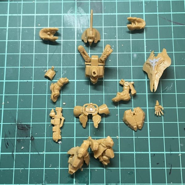 バリエントもちょいちょい進めつつ、たまには旬の物も食べたいなという事でサザビー作り始めました。デカール持ってないのでシールドのマークは0.3mmプラ板でモノアイちょうどいいサイズだったのでICピンであとは根気が持つ限り筋彫り掘り直しせっかくなのでファンネルコンテナ開こうかなととりあえず切断（2枚目）