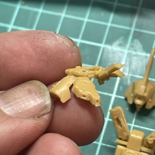 バリエントもちょいちょい進めつつ、たまには旬の物も食べたいなという事でサザビー作り始めました。デカール持ってないのでシールドのマークは0.3mmプラ板でモノアイちょうどいいサイズだったのでICピンであとは根気が持つ限り筋彫り掘り直しせっかくなのでファンネルコンテナ開こうかなととりあえず切断（5枚目）