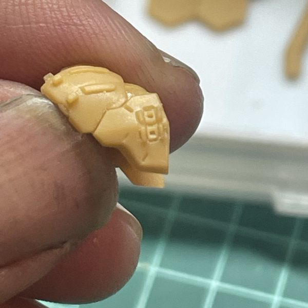 バリエントもちょいちょい進めつつ、たまには旬の物も食べたいなという事でサザビー作り始めました。デカール持ってないのでシールドのマークは0.3mmプラ板でモノアイちょうどいいサイズだったのでICピンであとは根気が持つ限り筋彫り掘り直しせっかくなのでファンネルコンテナ開こうかなととりあえず切断（6枚目）