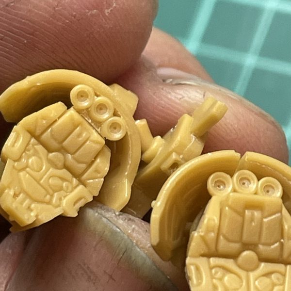 バリエントもちょいちょい進めつつ、たまには旬の物も食べたいなという事でサザビー作り始めました。デカール持ってないのでシールドのマークは0.3mmプラ板でモノアイちょうどいいサイズだったのでICピンであとは根気が持つ限り筋彫り掘り直しせっかくなのでファンネルコンテナ開こうかなととりあえず切断（7枚目）
