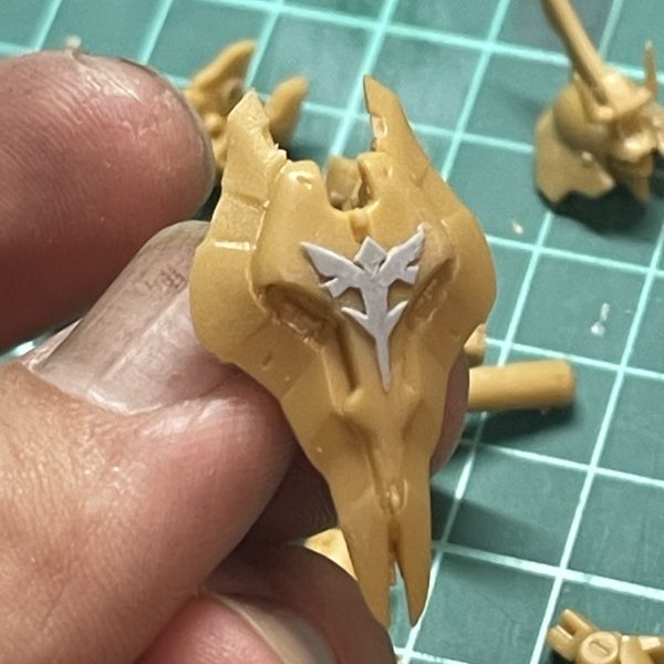 バリエントもちょいちょい進めつつ、たまには旬の物も食べたいなという事でサザビー作り始めました。デカール持ってないのでシールドのマークは0.3mmプラ板でモノアイちょうどいいサイズだったのでICピンであとは根気が持つ限り筋彫り掘り直しせっかくなのでファンネルコンテナ開こうかなととりあえず切断（3枚目）